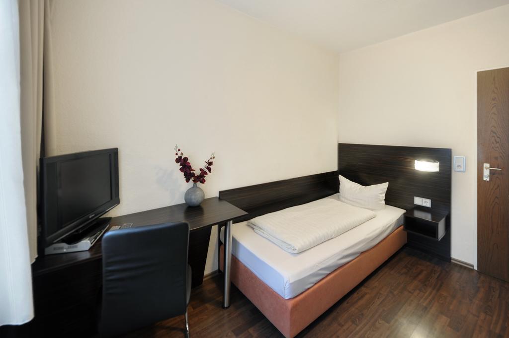 Fair Frankfurt - Europaallee Messe 3*